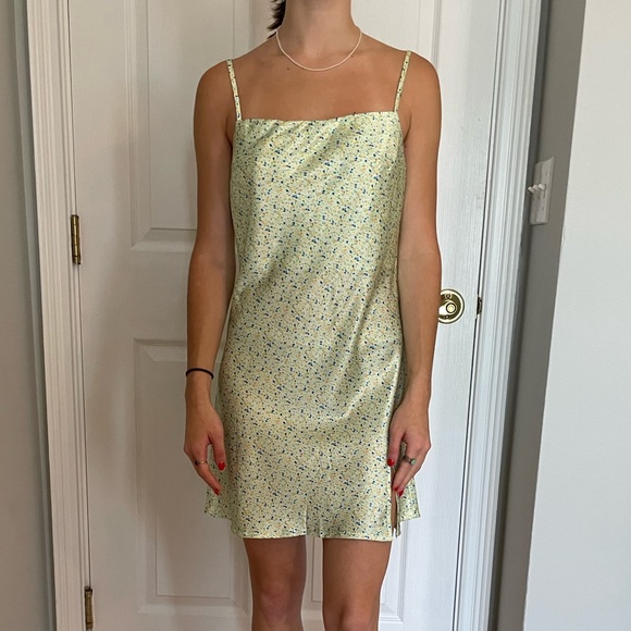 Delicate floral satin material dress - Picture 3 of 6